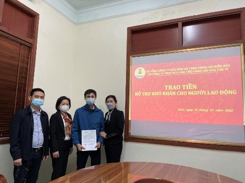 Trao quà hỗ trợ CNV gặp hoàn cảnh khó khăn.