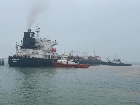 Công ty Hoa tiêu Hàng hải khu vực VI Thực hiện dẫn tàu chở dầu Diezen 0.05 đầu tiên vào cập cầu DKC  Nghi Thiết thành công.