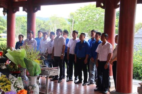Công đoàn Công ty TNHHMTV Hoa tiêu hàng hải khu vực VI dâng hương tưởng niệm các anh hùng liệt sĩ tại Khu Di tích lịch sử Quốc gia Truông Bồn  .