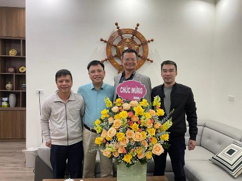 Phó TGĐ Nguyễn Phúc Chính chúc mừng Lãnh đạo Công ty.